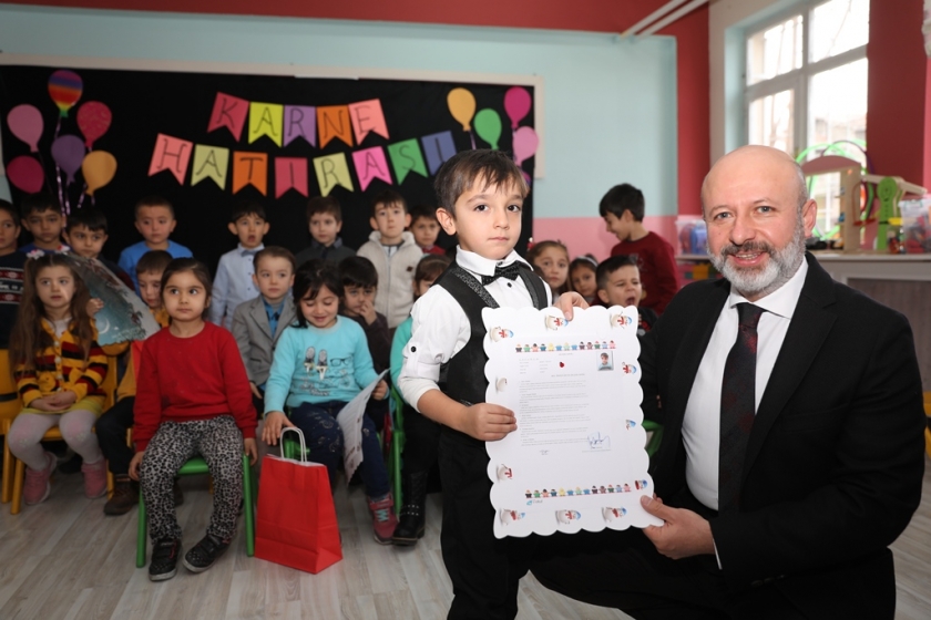 BAŞKAN ÇOLAKBAYRAKDAR, ÖĞRENCİLERİN KARNE SEVİNCİNE ORTAK OLDU