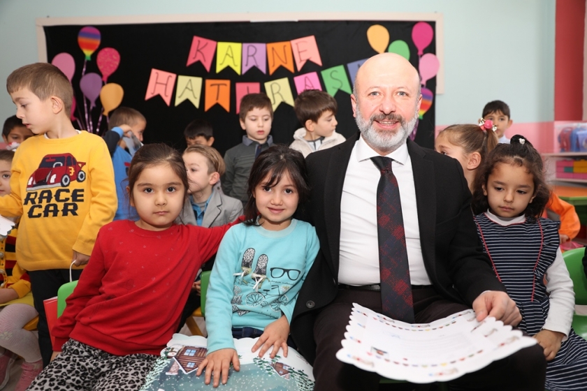 BAŞKAN ÇOLAKBAYRAKDAR, ÖĞRENCİLERİN KARNE SEVİNCİNE ORTAK OLDU