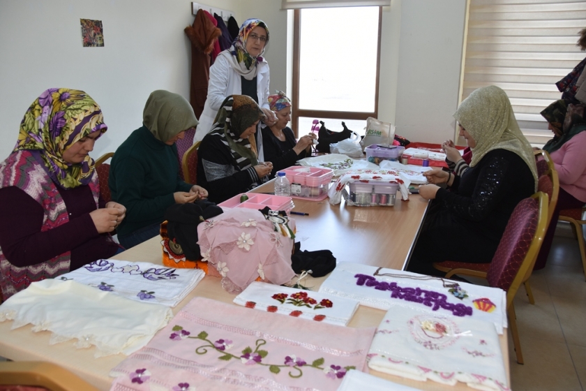 KOCASİNAN’DA GELENEKTEN GELECEĞE KÖPRÜ OLAN KURSLARA YOĞUN İLGİ