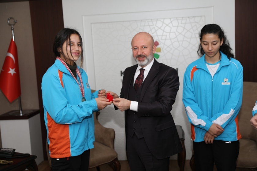 BAŞKAN ÇOLAKBAYRAKDAR, TÜRKİYE ŞAMPİYONLARINI ÖDÜLLENDİRDİ