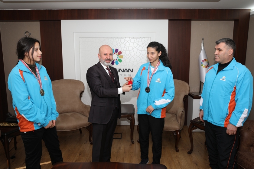 BAŞKAN ÇOLAKBAYRAKDAR, TÜRKİYE ŞAMPİYONLARINI ÖDÜLLENDİRDİ