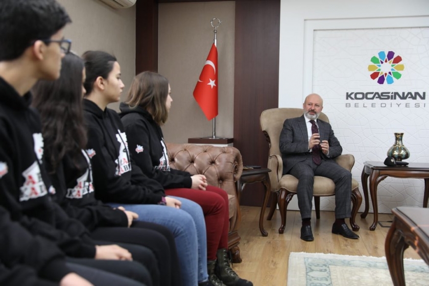 BAŞKAN ÇOLAKBAYRAKDAR, “İNSAN ODAKLI TEKNOLOJİK ŞEHİRLER İNŞA EDİLMELİ”