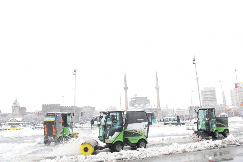 BAŞKAN ÇOLAKBAYRAKDAR, KAR TEMİZLEME ÇALIŞMALARINI İNCELEDİ