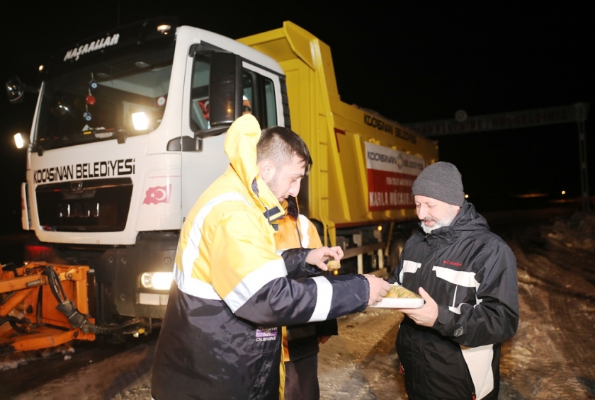 BAŞKAN ÇOLAKBAYRAKDARDAN GECE BOYU KAR MESAİSİ