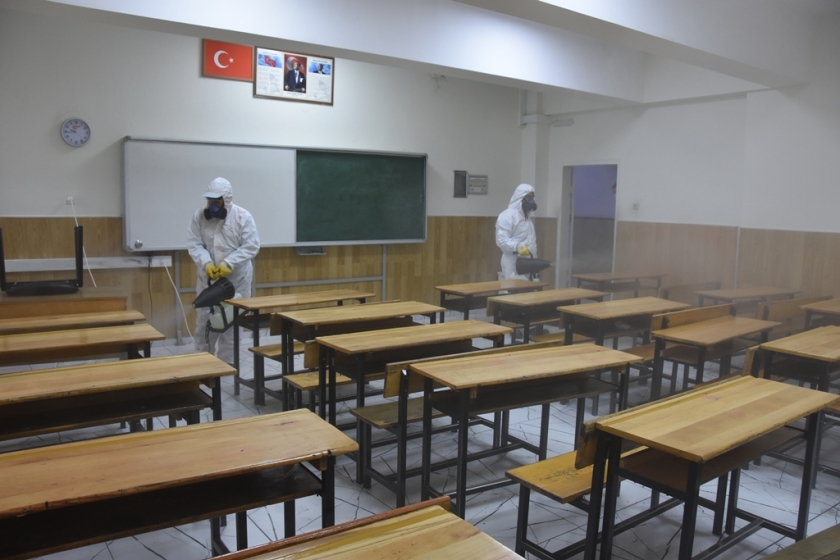 KOCASİNAN’DA VATANDAŞLARIN ORTAK KULLANIM ALANLARI DEZENFEKTE EDİLİYOR