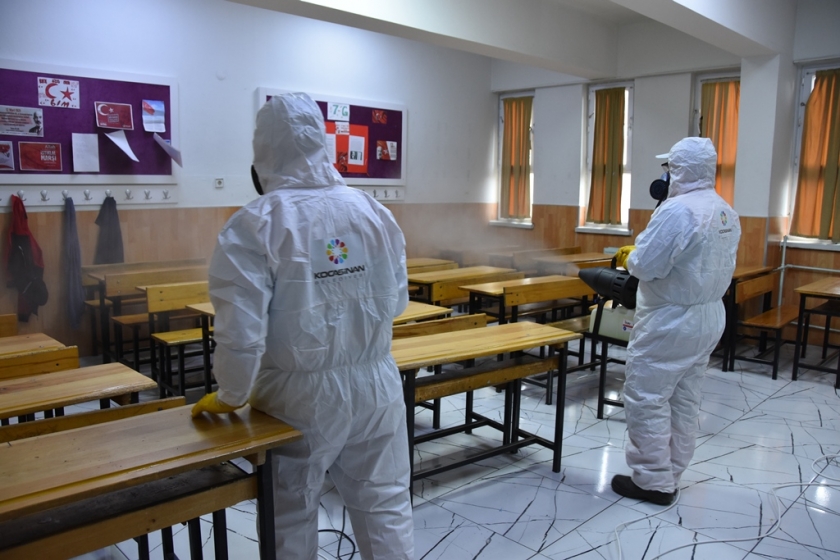 KOCASİNAN’DA VATANDAŞLARIN ORTAK KULLANIM ALANLARI DEZENFEKTE EDİLİYOR