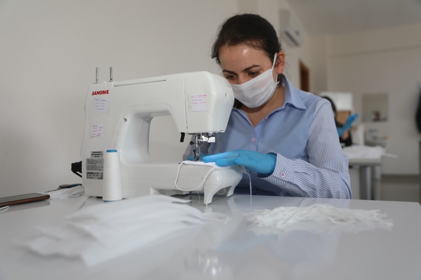 KOCASİNAN BELEDİYESİNDEN SALGINLA MÜCADELEYE MASKE DESTEĞİ