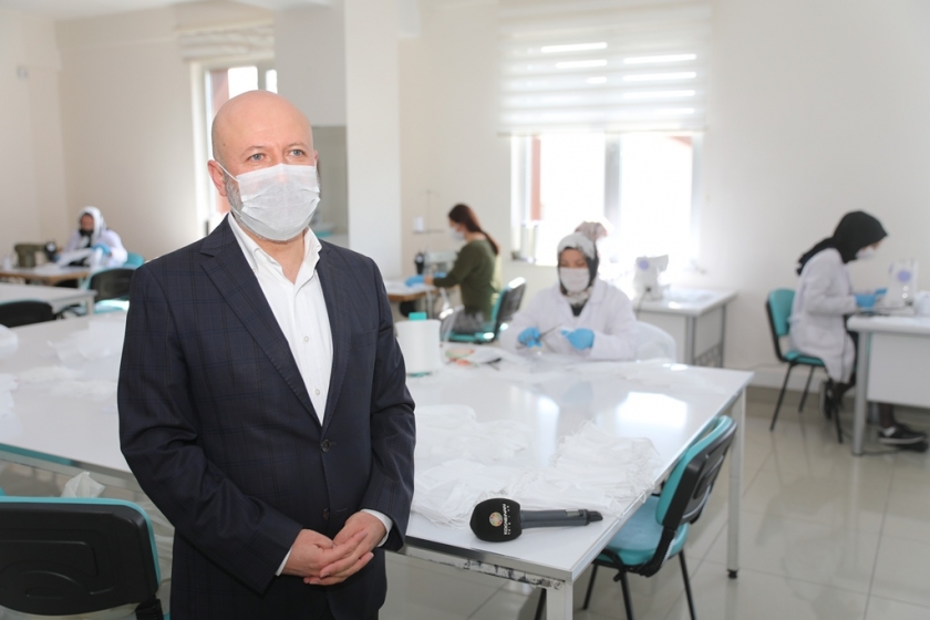KOCASİNAN BELEDİYESİNDEN SALGINLA MÜCADELEYE MASKE DESTEĞİ