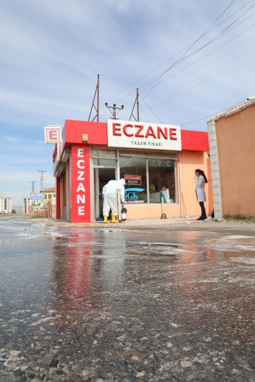 KOCASİNAN’DA HAFTA SONU; AĞAÇ DİKME, HİJYEN VE DEZENFEKTE SEFERBERLİĞİ