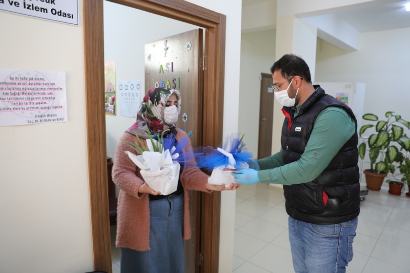 BAŞKAN ÇOLAKBAYRAKDAR’DAN SAĞLIK ÇALIŞANLARINA JEST