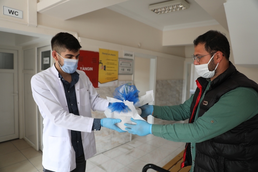 BAŞKAN ÇOLAKBAYRAKDAR’DAN SAĞLIK ÇALIŞANLARINA JEST