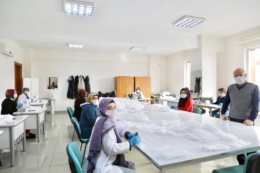 KOCASİNAN, KENDİ ÜRETTİĞİ MASKELERLE TOPLUM SAĞLIĞINA KATKI SAĞLIYOR