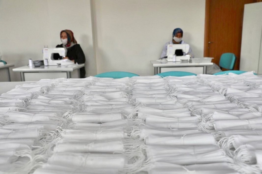 KOCASİNAN, KENDİ ÜRETTİĞİ MASKELERLE TOPLUM SAĞLIĞINA KATKI SAĞLIYOR