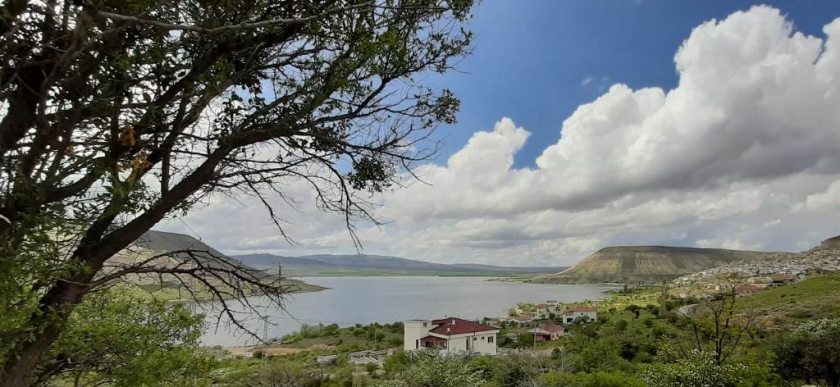 MAVİ İLE YEŞİLİN BULUŞTUĞU KOCASİNAN, DOĞAL GÜZELLİKLERİYLE BÜYÜLÜYOR
