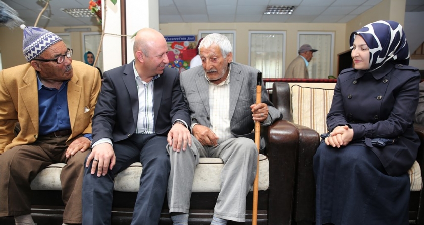 BAŞKAN ÇOLAKBAYRAKDAR YAŞLILARIN HAYIR DUASINI ALDI