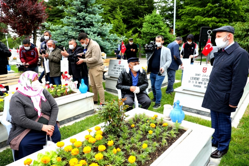 BAŞKAN ÇOLAKBAYRAKDAR, ŞEHİTLERE DUA ETTİ BÜYÜKLERLE BAYRAMLAŞTI