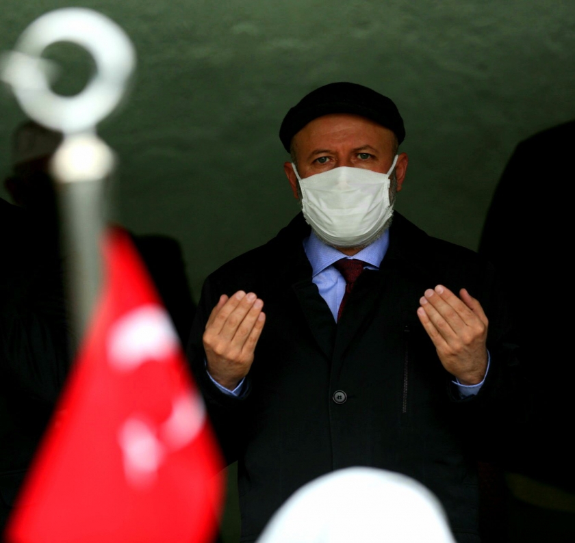 BAŞKAN ÇOLAKBAYRAKDAR, ŞEHİTLERE DUA ETTİ BÜYÜKLERLE BAYRAMLAŞTI