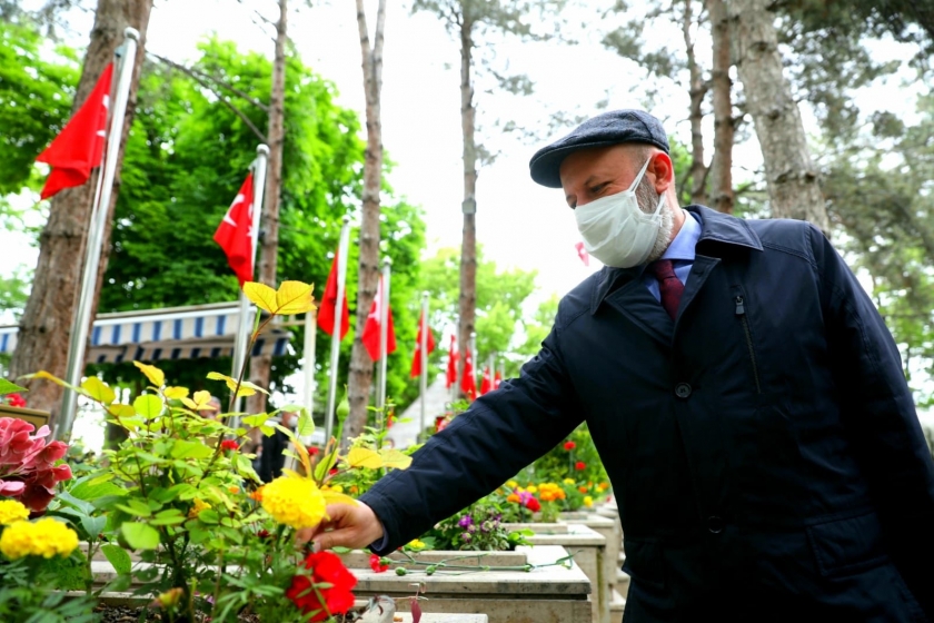BAŞKAN ÇOLAKBAYRAKDAR, ŞEHİTLERE DUA ETTİ BÜYÜKLERLE BAYRAMLAŞTI