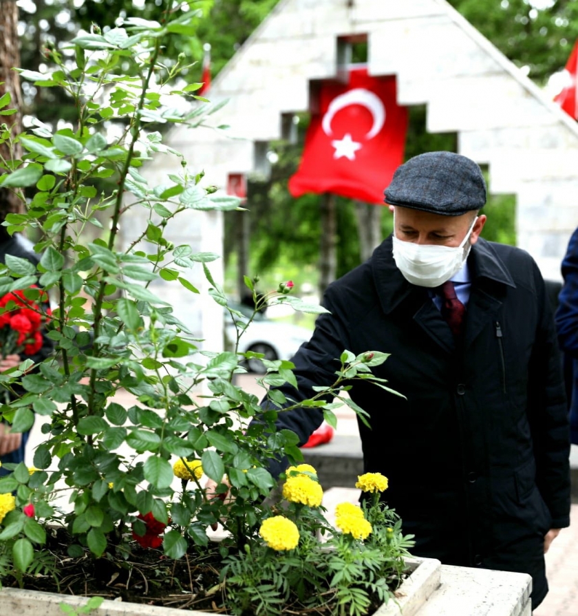 BAŞKAN ÇOLAKBAYRAKDAR, ŞEHİTLERE DUA ETTİ BÜYÜKLERLE BAYRAMLAŞTI