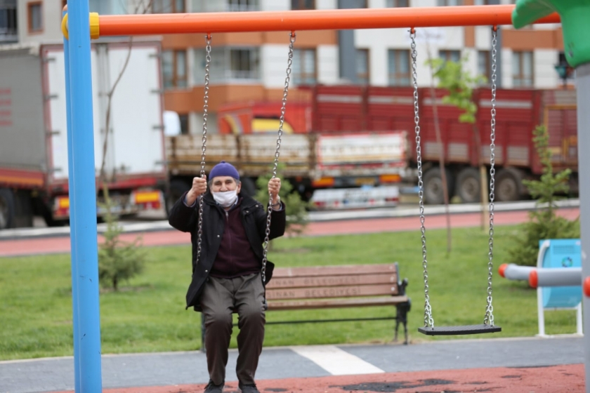BAŞKAN ÇOLAKBAYRAKDAR, ŞEHİTLERE DUA ETTİ BÜYÜKLERLE BAYRAMLAŞTI