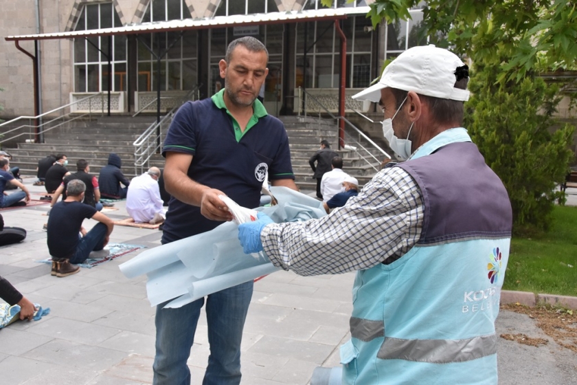 KOCASİNAN BELEDİYESİ, CUMA NAMAZI ÖNCESİ MASKE VE SECCADE DAĞITTI