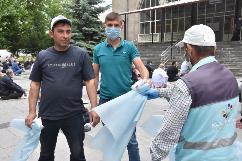 KOCASİNAN BELEDİYESİ, CUMA NAMAZI ÖNCESİ MASKE VE SECCADE DAĞITTI