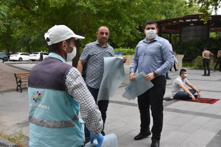 KOCASİNAN BELEDİYESİ, CUMA NAMAZI ÖNCESİ MASKE VE SECCADE DAĞITTI