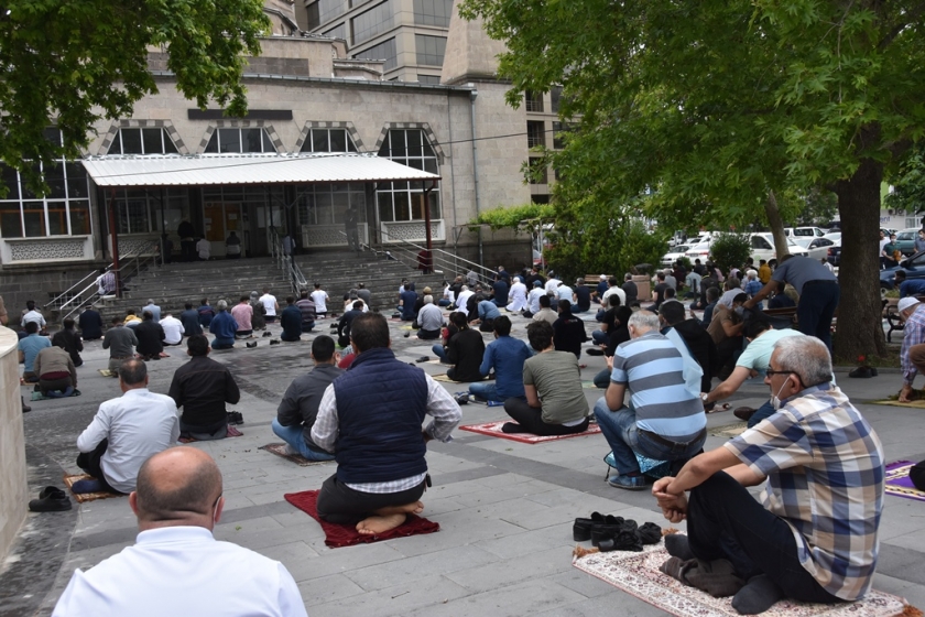 KOCASİNAN BELEDİYESİ, CUMA NAMAZI ÖNCESİ MASKE VE SECCADE DAĞITTI