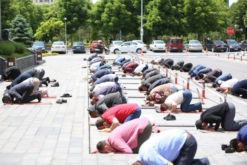 KOCASİNAN BELEDİYESİ, CUMA NAMAZI ÖNCESİ MASKE VE SECCADE DAĞITTI