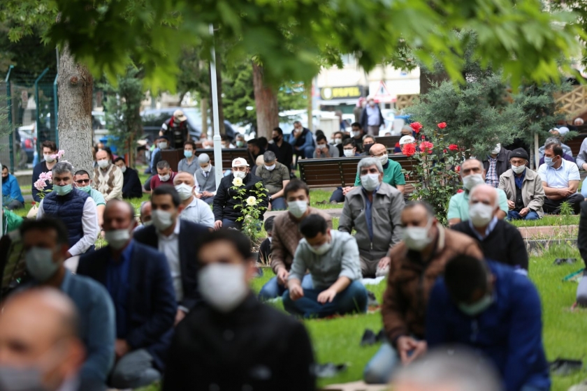 KOCASİNAN BELEDİYESİ, CUMA NAMAZI ÖNCESİ MASKE VE SECCADE DAĞITTI