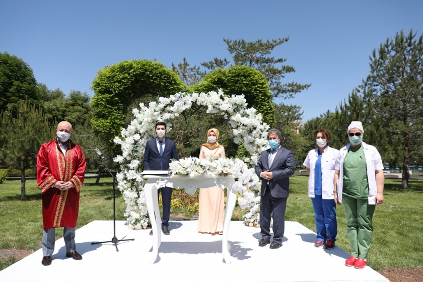 BAŞKAN ÇOLAKBAYRAKDAR, SOSYAL MESAFELİ NİKAH KIYDI