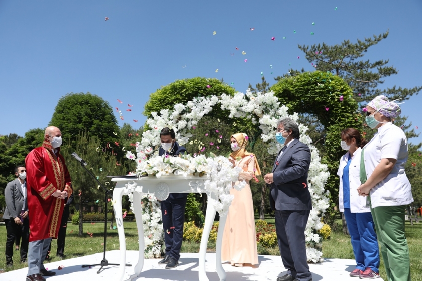 BAŞKAN ÇOLAKBAYRAKDAR, SOSYAL MESAFELİ NİKAH KIYDI