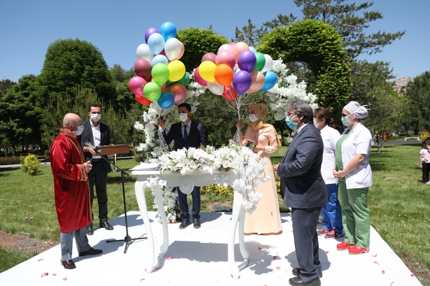 BAŞKAN ÇOLAKBAYRAKDAR, SOSYAL MESAFELİ NİKAH KIYDI