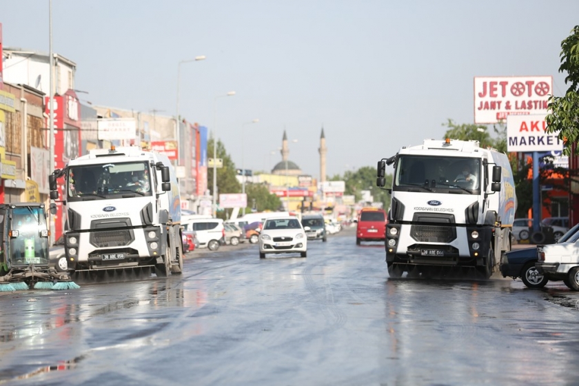 KOCASİNAN’DA NORMALLEŞME SÜRECİNDE TEMİZLİK VE DEZENFEKTE SEFERBERLİĞİ