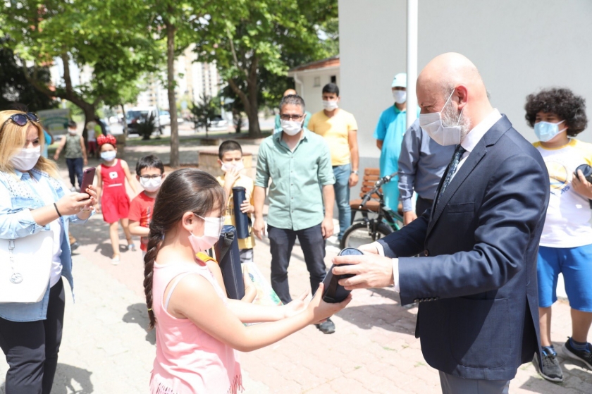KOCASİNAN’DAN SOSYAL MESAFELİ VE GERİ DÖNÜŞÜMDEN ÜRETİLEN SATRANÇ BANKLAR
