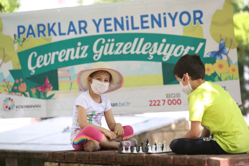 KOCASİNAN’DAN SOSYAL MESAFELİ VE GERİ DÖNÜŞÜMDEN ÜRETİLEN SATRANÇ BANKLAR