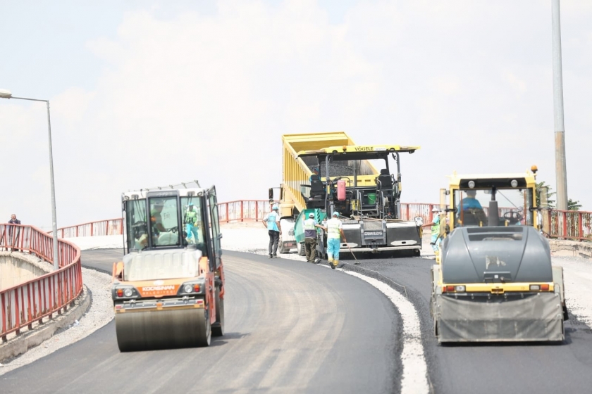 KOCASİNAN’DA GECE-GÜNDÜZ ÇALIŞMA İLE YENİLENEN IHLAMUR KÖPRÜSÜ TRAFİĞE AÇILDI
