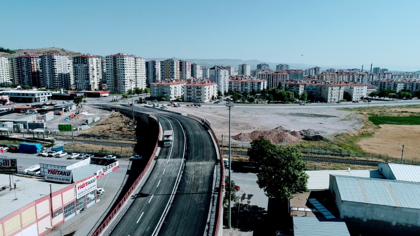 KOCASİNAN’DA GECE-GÜNDÜZ ÇALIŞMA İLE YENİLENEN IHLAMUR KÖPRÜSÜ TRAFİĞE AÇILDI