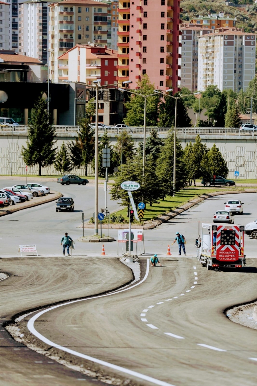 KOCASİNAN’DA GECE-GÜNDÜZ ÇALIŞMA İLE YENİLENEN IHLAMUR KÖPRÜSÜ TRAFİĞE AÇILDI