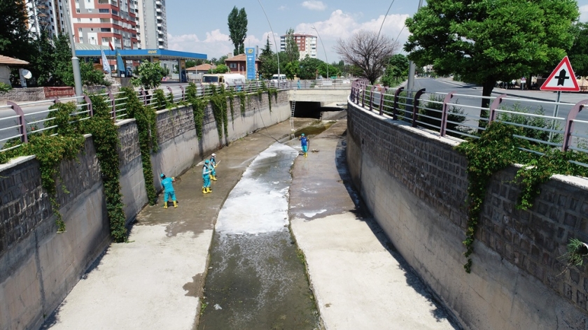 DAHA SAĞLIKLI ÇEVRE İÇİN KOCASİNAN’DA KANALLAR TEMİZLENİYOR