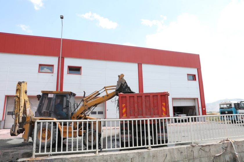 KOCASİNAN’DA KANALLAR DÜZENLİ OLARAK TEMİZLENİYOR
