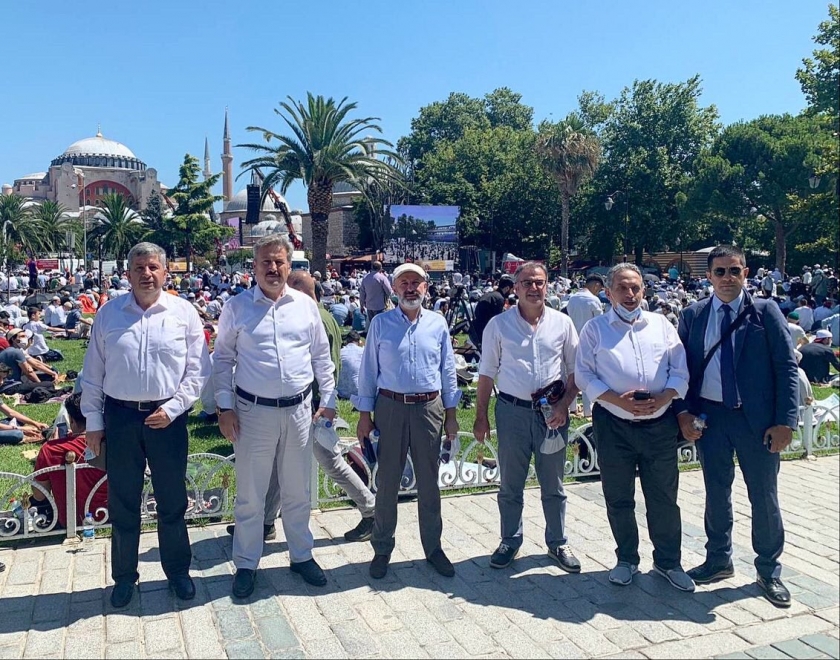 BAŞKAN ÇOLAKBAYRAKDAR, AYASOFYA’DA KILINAN İLK CUMA NAMAZINA KATILDI 