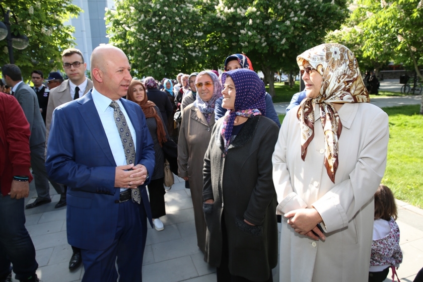 KOCASİNAN BELEDİYESİ’NİN DOMATES FİDESİNE VATANDAŞLARDAN BÜYÜK İLGİ