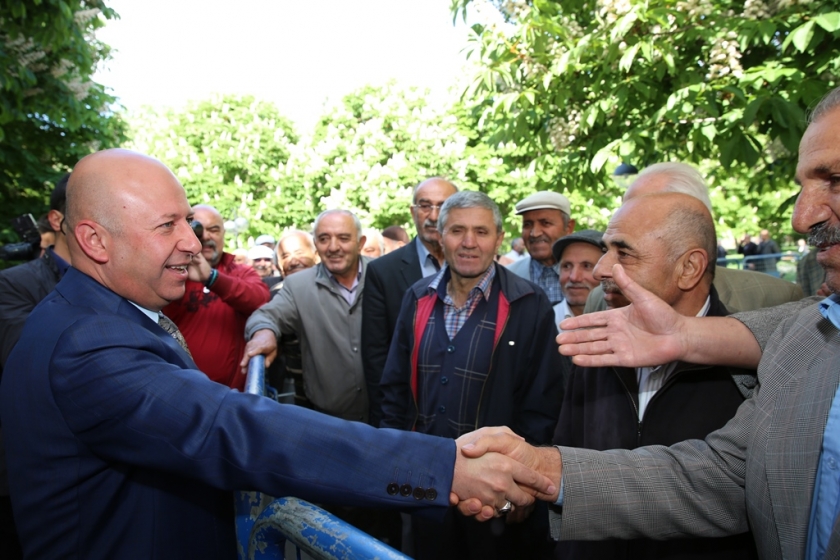 KOCASİNAN BELEDİYESİ’NİN DOMATES FİDESİNE VATANDAŞLARDAN BÜYÜK İLGİ