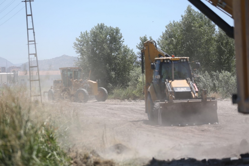 BAŞKAN ÇOLAKBAYRAKDAR ;  “BİZ SADECE ASFALT DÖKMÜYORUZ. YOL YAPIYORUZ”