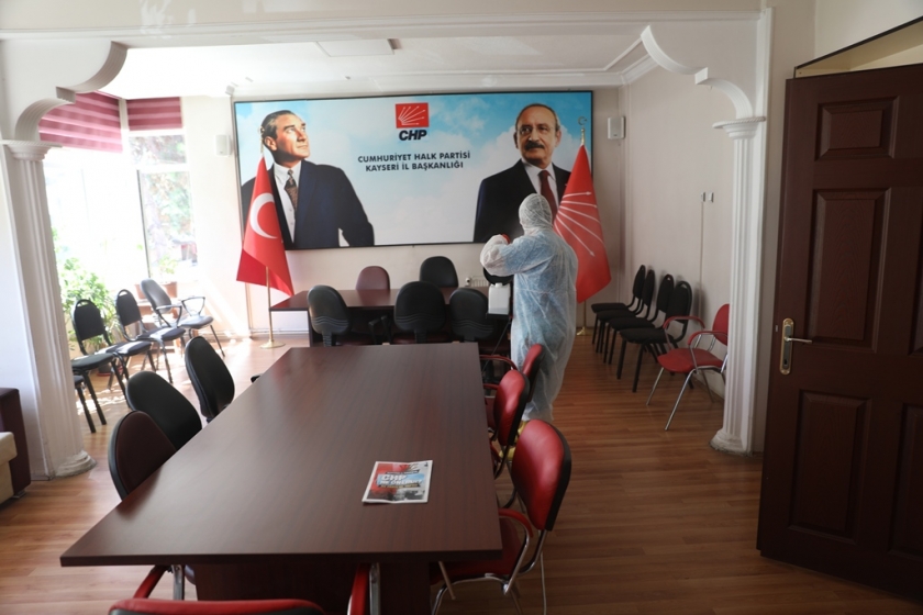  KOCASİNAN’DA TÜM PARTİLERİN BİNALARI DEZENFEKTE EDİLDİ