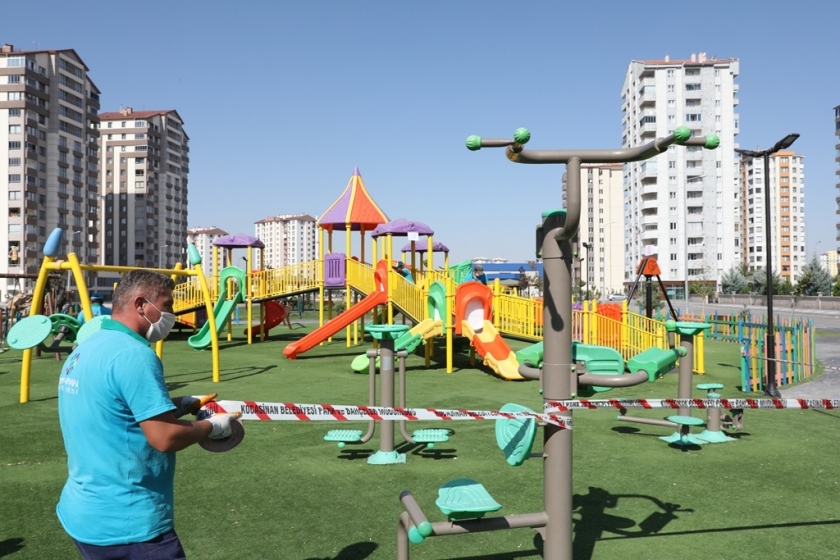 KOCASİNAN’IN PARKLARINDA KORONAVİRÜS ÖNLEMİ