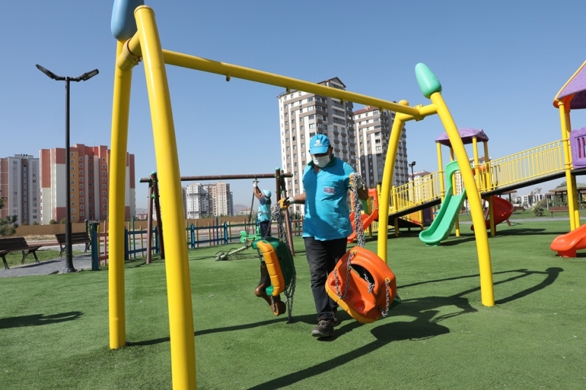 KOCASİNAN’IN PARKLARINDA KORONAVİRÜS ÖNLEMİ