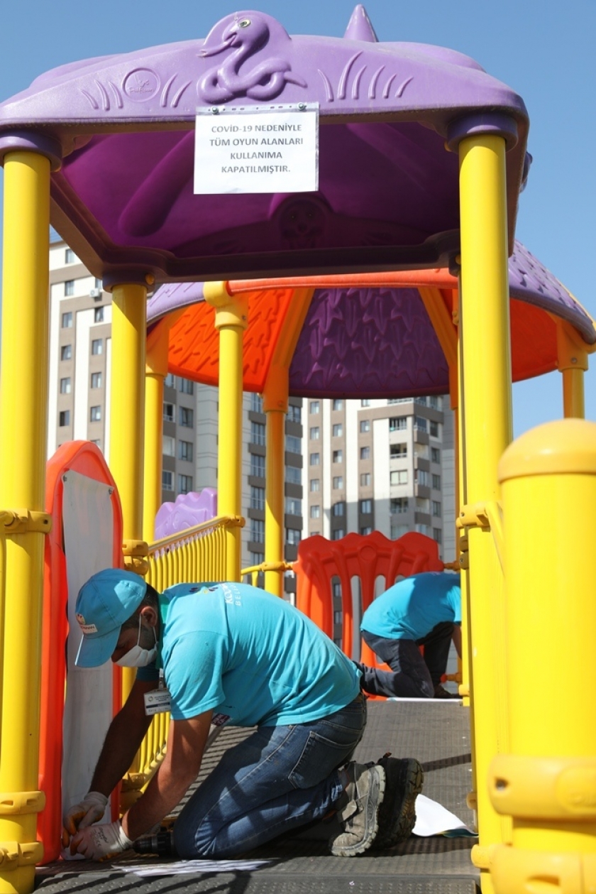 KOCASİNAN’IN PARKLARINDA KORONAVİRÜS ÖNLEMİ