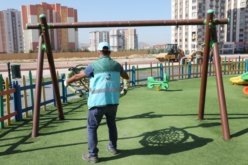 KOCASİNAN’IN PARKLARINDA KORONAVİRÜS ÖNLEMİ